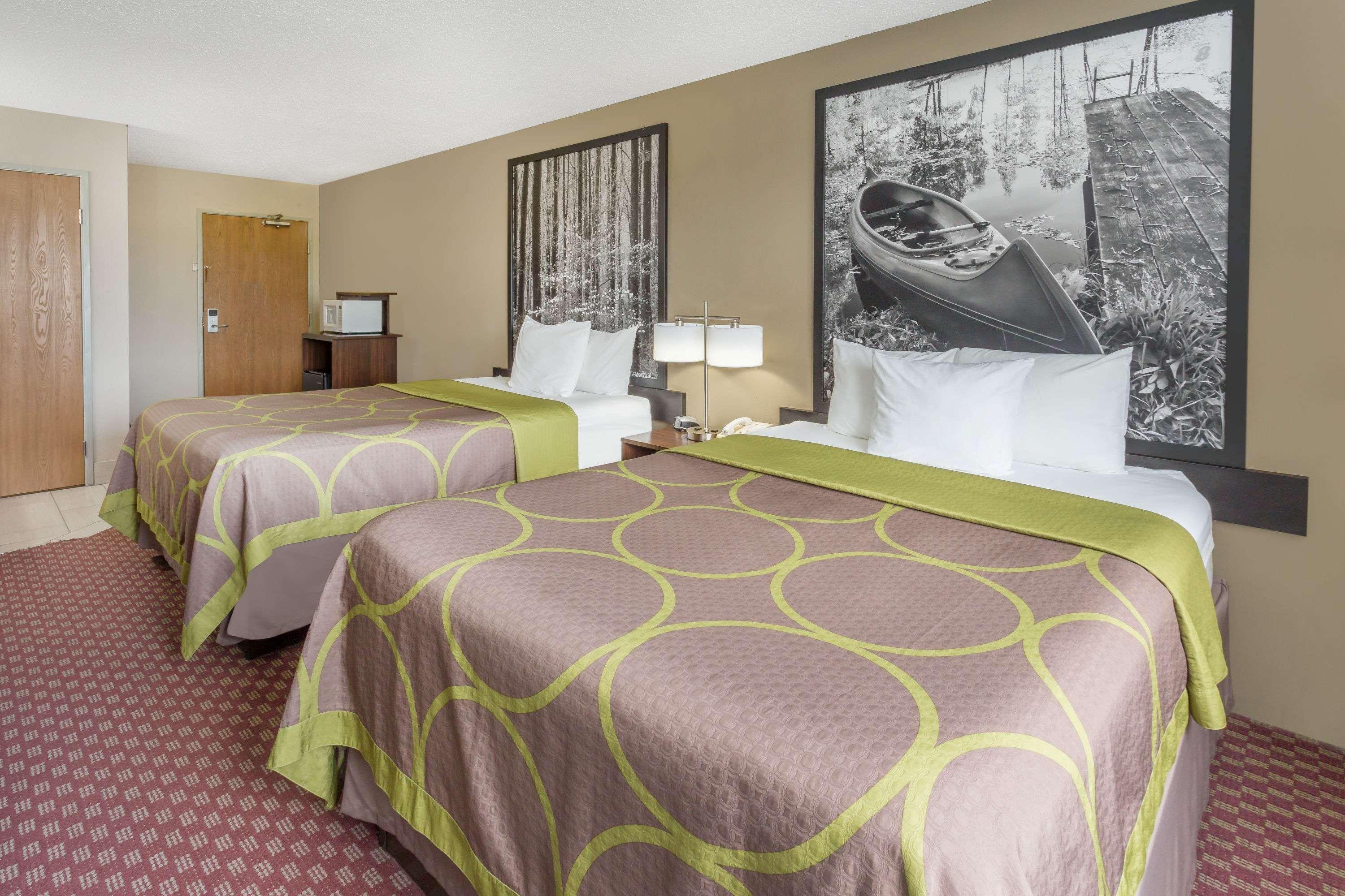 Super 8 By Wyndham Hebron Lowell Area Εξωτερικό φωτογραφία