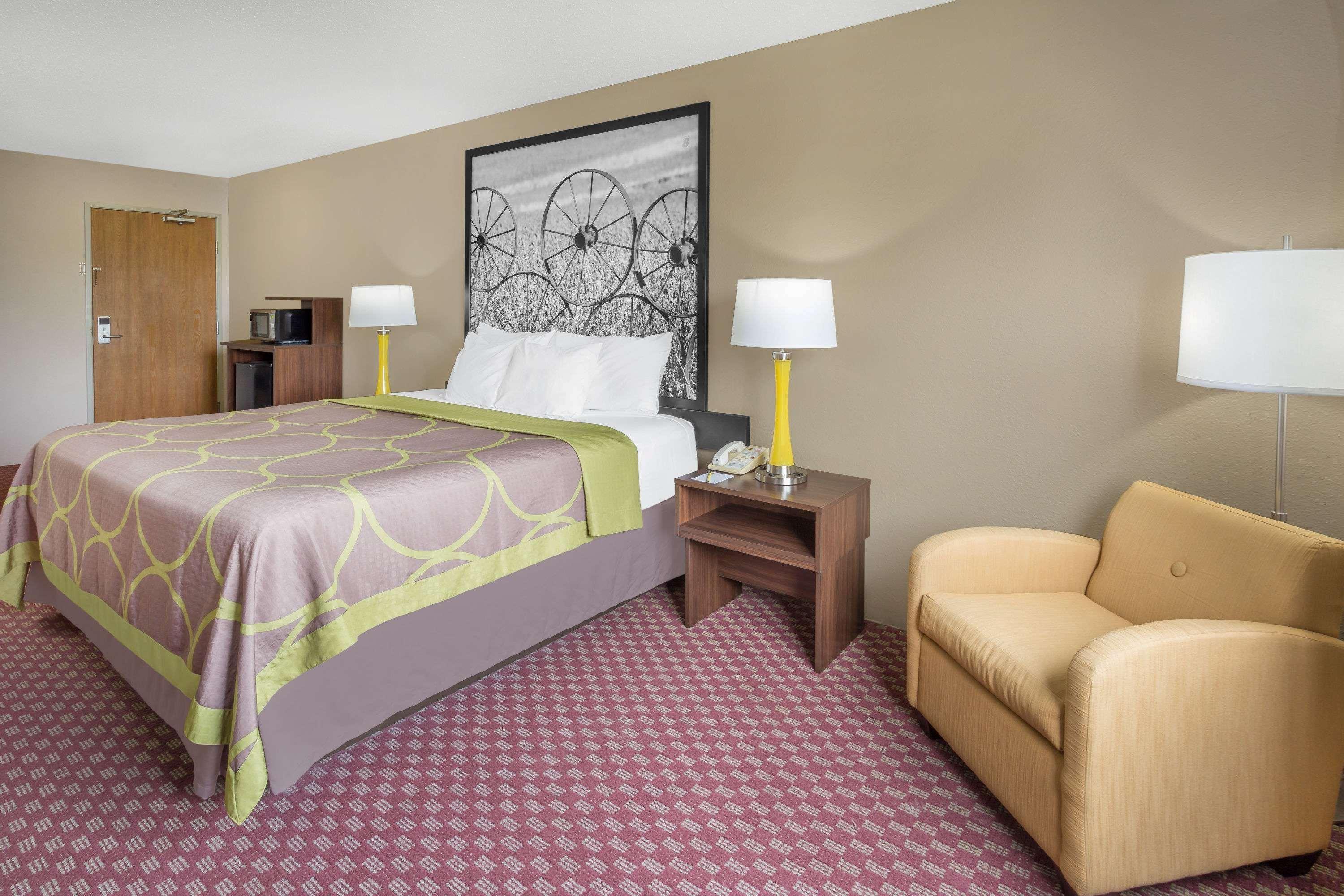 Super 8 By Wyndham Hebron Lowell Area Εξωτερικό φωτογραφία