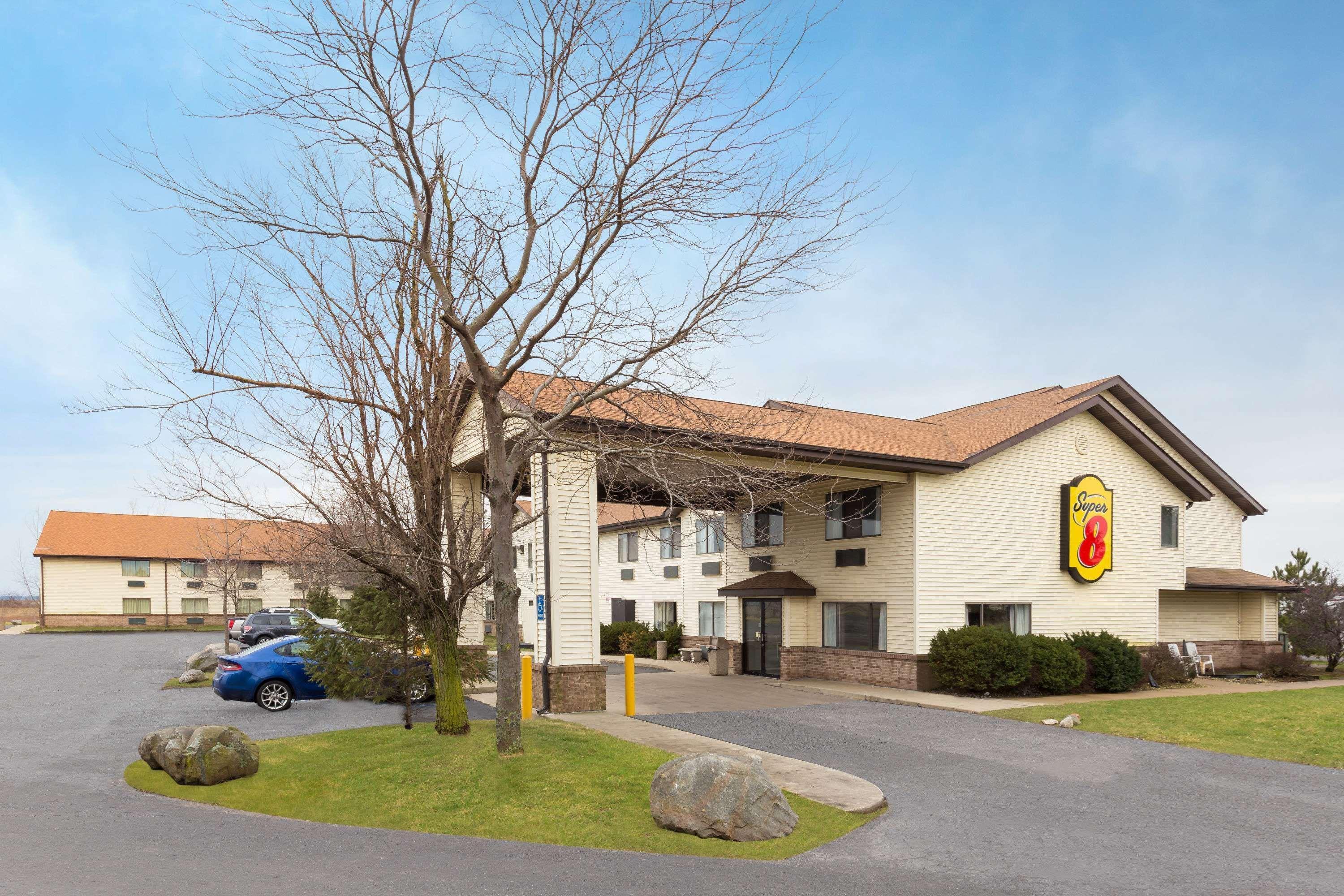 Super 8 By Wyndham Hebron Lowell Area Εξωτερικό φωτογραφία