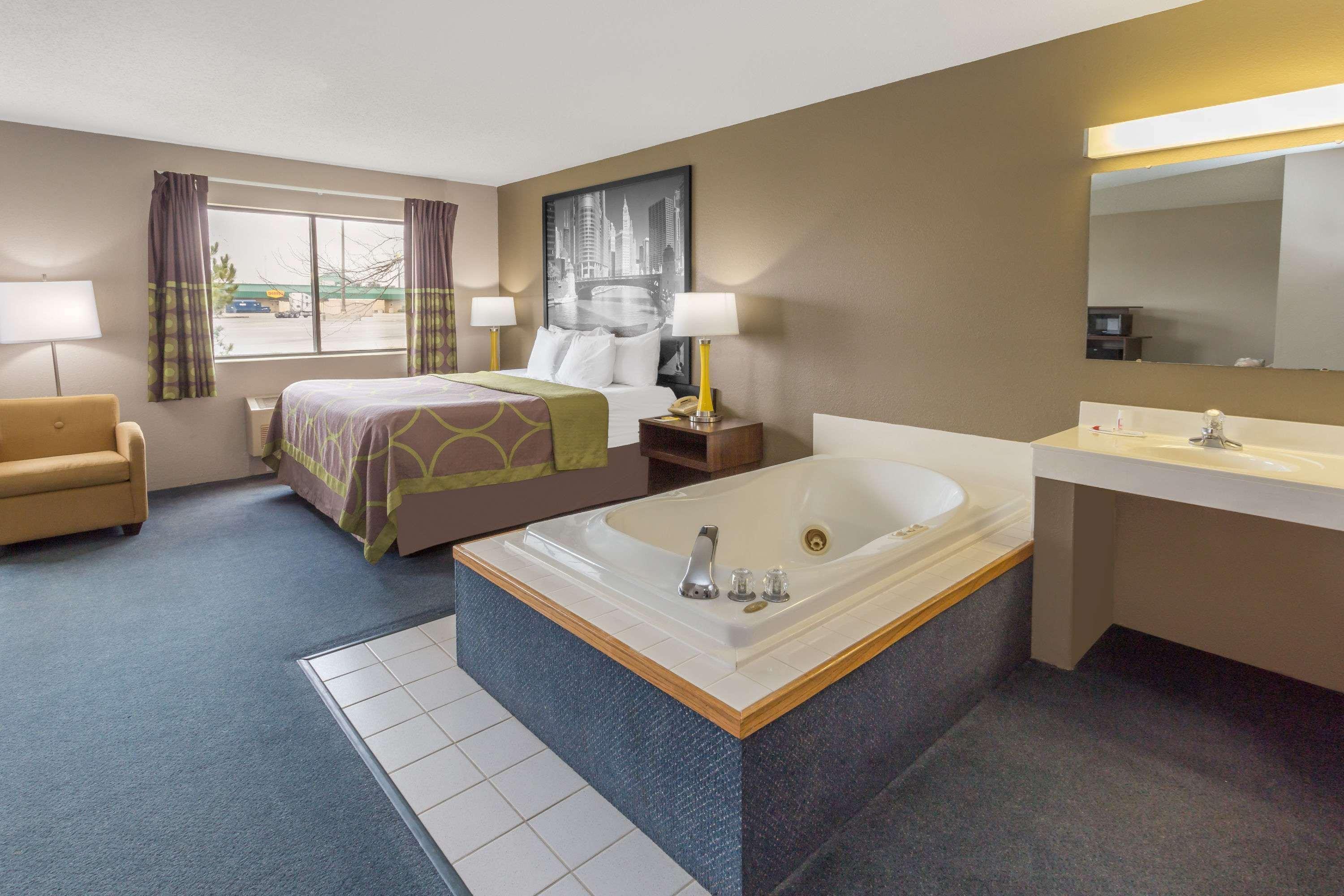 Super 8 By Wyndham Hebron Lowell Area Εξωτερικό φωτογραφία