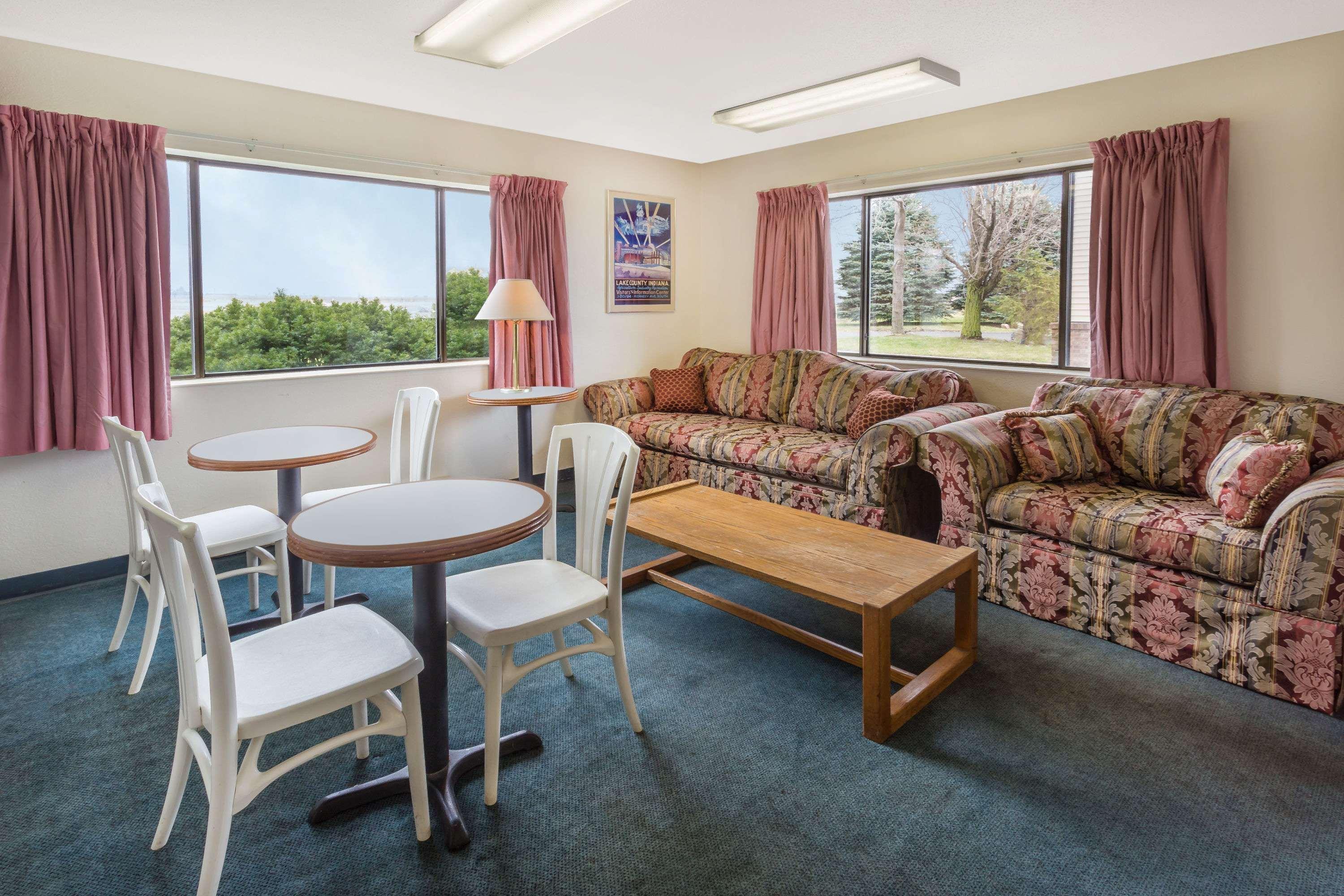 Super 8 By Wyndham Hebron Lowell Area Εξωτερικό φωτογραφία