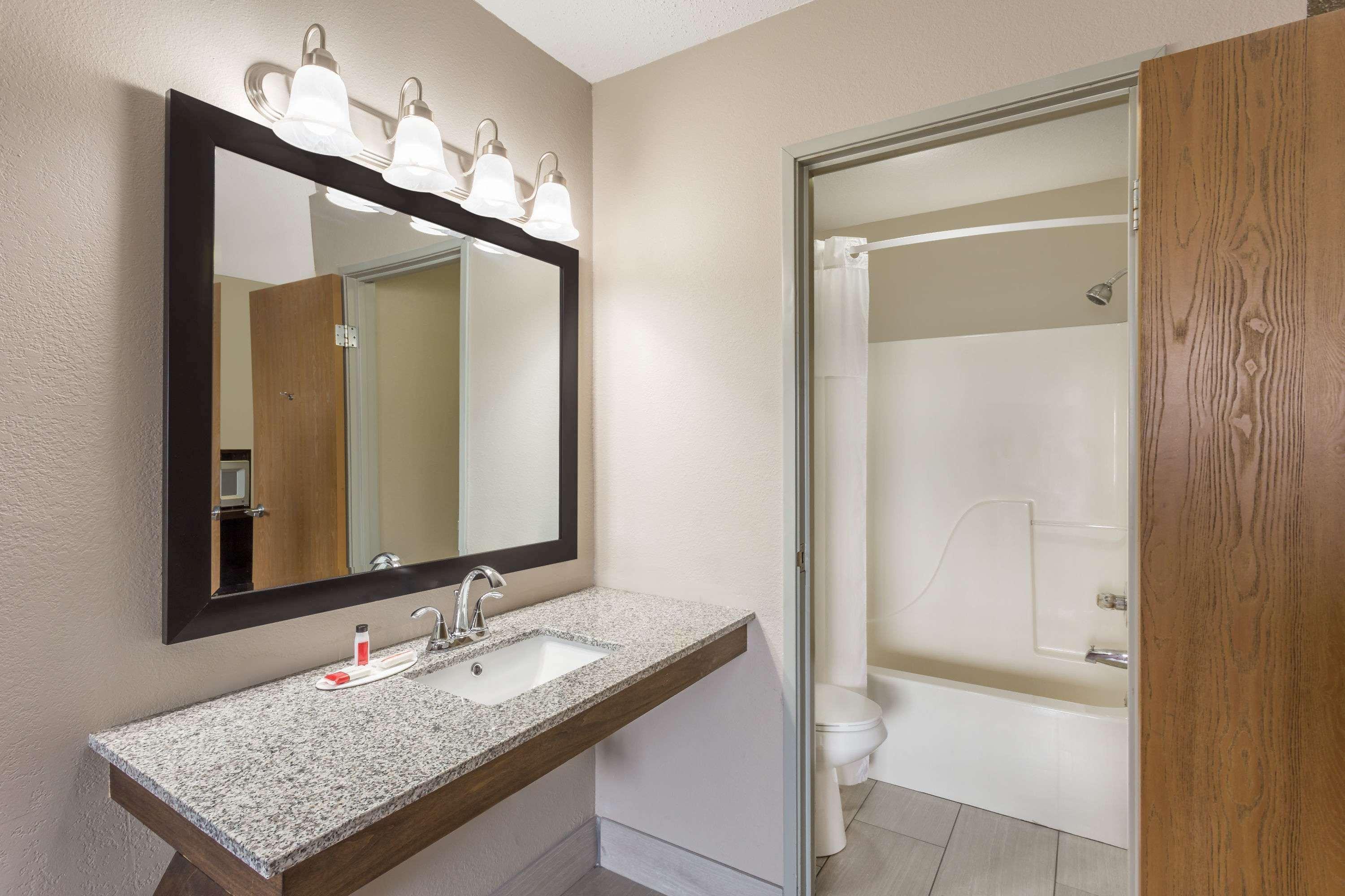Super 8 By Wyndham Hebron Lowell Area Εξωτερικό φωτογραφία