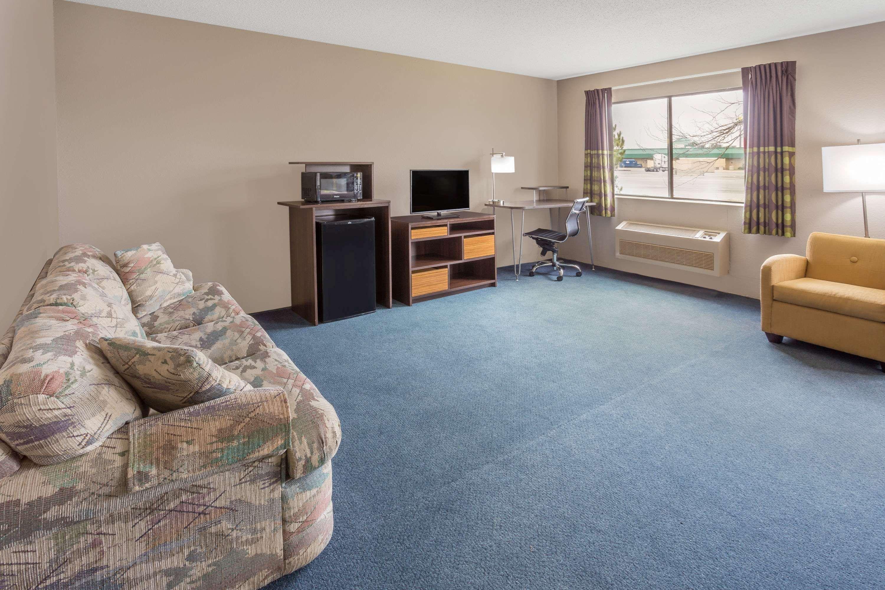 Super 8 By Wyndham Hebron Lowell Area Εξωτερικό φωτογραφία