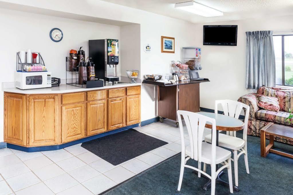 Super 8 By Wyndham Hebron Lowell Area Εξωτερικό φωτογραφία