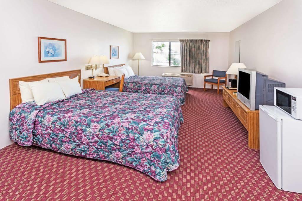 Super 8 By Wyndham Hebron Lowell Area Εξωτερικό φωτογραφία